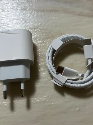 Apple 20W USB-C Strömadapter + USB-C Kabel - Säljer en original Apple 20W USB-C strömadapter (modell A2347) tillsammans med en USB-C till USB-C kabel. Båda i nyskick, utan synligt slitage. Perfekt för snabbladdning av iPhone, iPad eller andra Apple-enheter. Passar EU-uttag.