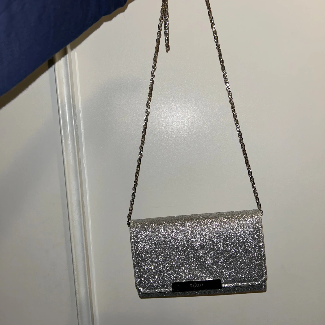 Glittrig silver axelväska 