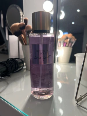 Victoria's Secret Love Spell mist - Fragrance mist med körsbärsblom och persika. Använd kanske två tre gånger men har MYCKET kvar. Älskaaar den!
