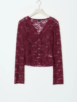 Vinröd spetsblus med v-ringning - Säljer en vinröd blus från Gina Tricot med v-ringad hals och långärmade ärmar. Använt 1-2 gånger 