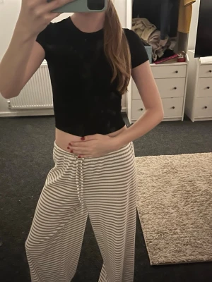  croppad t-shirt topp - Säljer en vanlig svart croppad t-shirt från H&M. Perfekt som bas plagg och när det är varmt ute (min spegel är smutsig inte toppen!)🖤