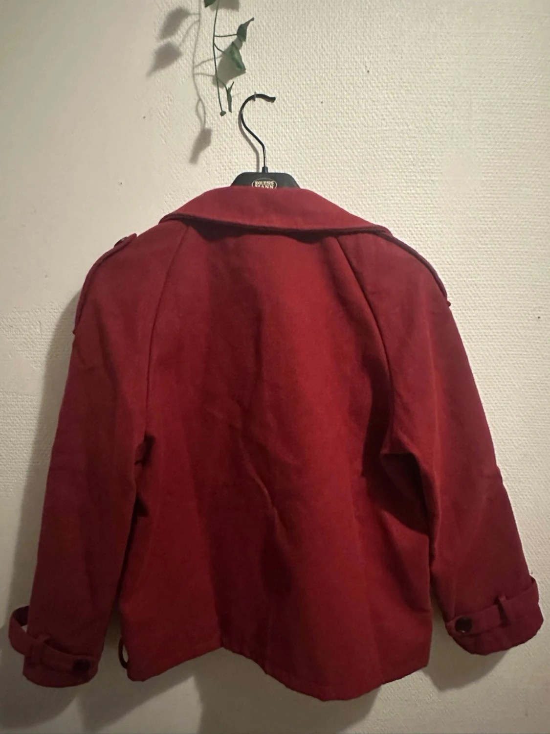 Vinröd rock med bälte och knappar - 2