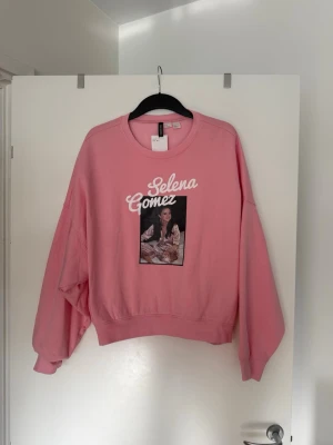 Selena Gomez - Sweatshirt rosa. Storlek XL. Aldrig använd. 