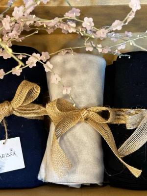 Jersey  - . Hijaben  har en enkel och stilren design som passar till många olika outfits. Perfekt för dig som gillar neutrala färger och vill ha något mjukt och bekvämt.