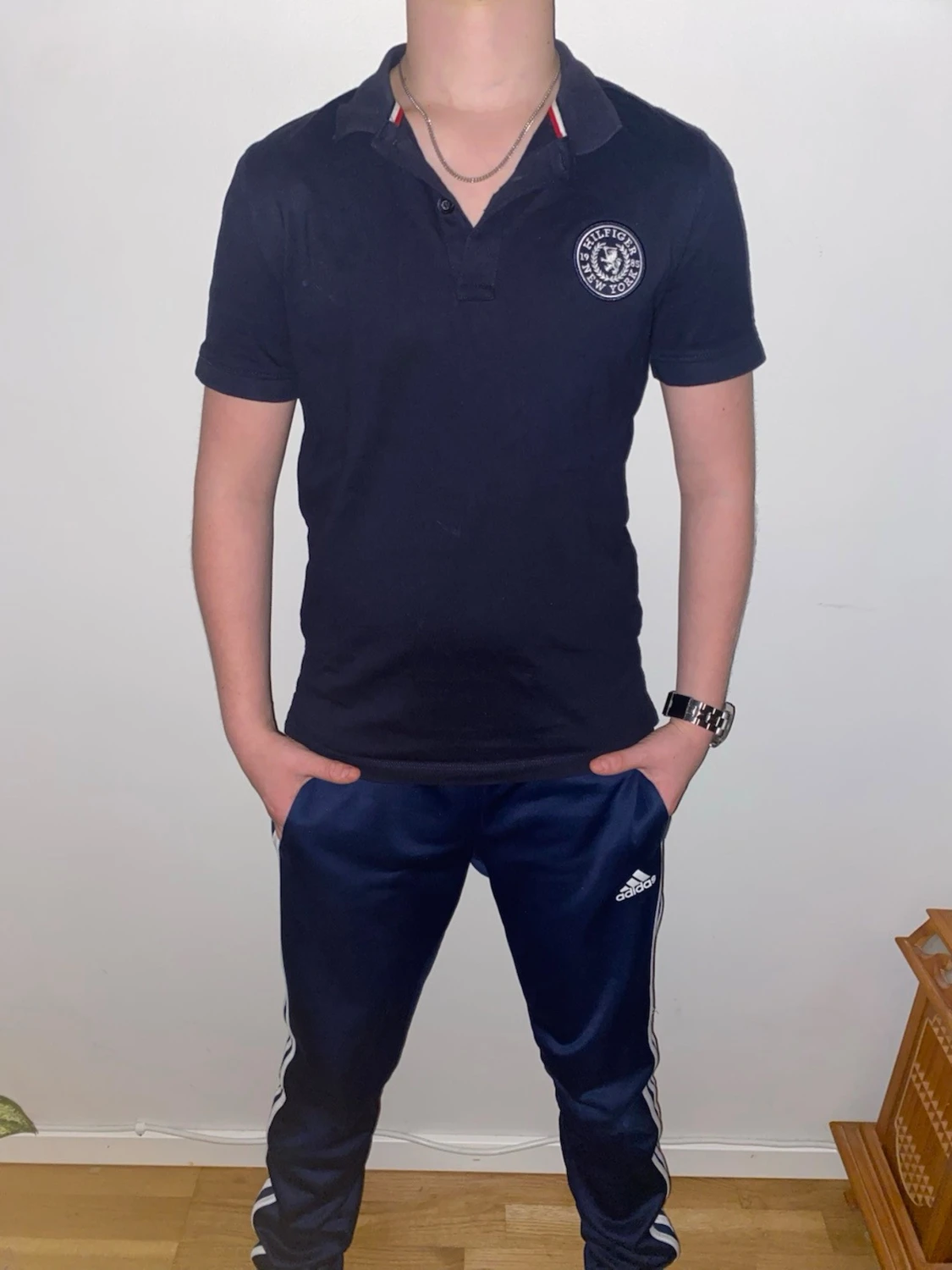 Mörk blå pikétröja från Tommy Hilfiger