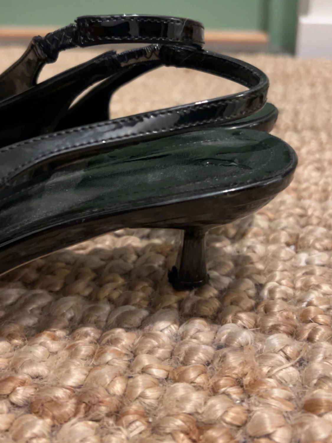 Svarta lackpumps med spetsig tå - 1