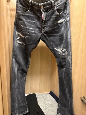 Svarta slitna jeans från Dsquared2 - Dsqured2 jeans storlek 48