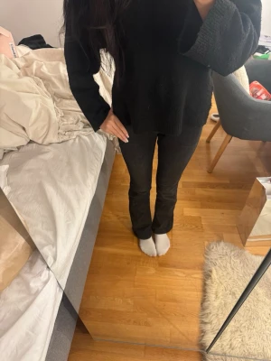 Svarta bootcut jeans från ONLY - Svarta bootcut-jeans från ONLY i storlek S/32. Passar perfekt i längden för mig som är 165cm. 