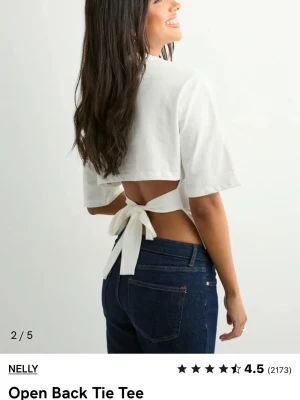 Vit topp med öppen rygg och knyt - Toppen är i strl L-XL, men blivit tvättat ett par gånger för att krypas till min strl. Själv har jag strö S, och den sitter bra. Den sitter Som en M kan jag säga. Har bara ett pytte litet hål som ej är så synligt kan visa bild ifall nån undrar🩷