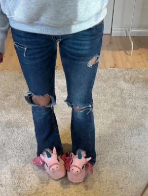 Blå bootcut jeans med slitningar - superfina, kom privat för mått eller annat💝