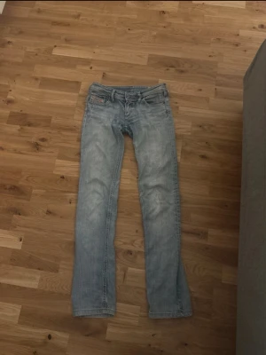 Ljusblå Diesel jeans straight - Säljer ett par ljusblå jeans från Diesel. Är storlek 25 enligt etikett. Innerbenslängd: 78 cm