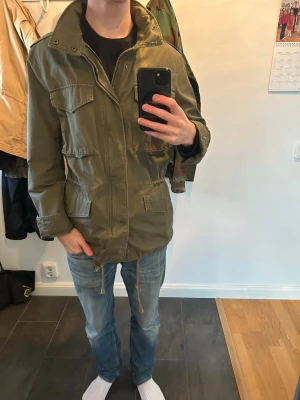Olivgrön fieldjacket - En as fett olivgrön fieldjacket från Dobber i fint skick