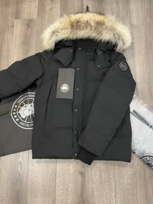 Canada goose jacka - Canada goose jacka black label till salu. Nyskick inga konstigheter hör gärna av er!! Tillkommer med tillbehören som finns på bilden!