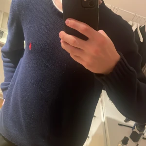 Ralph Lauren tröja - Stickad Ralph Lauren tröja som är lite för stor för mig, sitter ungefär som L, köpt begagnad men jag har själv inte använt den så många gånger men den har små defekter (fråga för bild) pris kan såklart diskuteras vid snabb affär. 