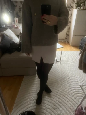 Beige kjol - Cremevit/beige tight kjol med slits, pris kan diskuteras!🩵