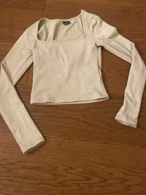 Långärmad tröja  - En grön långärmad tröja (ser grönare ut i verkligheten)😊