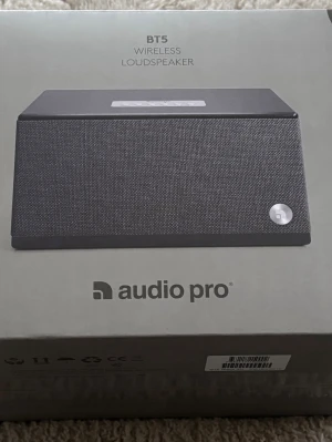 Aidio PRO BT5 Wireless Loudspeaker - Audio Pro BT5 är en trådlös högtalare med stilren design och kraftfullt ljud. Perfekt för streaming via Bluetooth. Produkten är i originalförpackning och ser ut att vara i nyskick utan synliga defekter eller slitage. Ny i kartong 