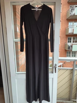 Svart långklänning  - Svart långklänning med slits framtill. Endast använd två gånger.