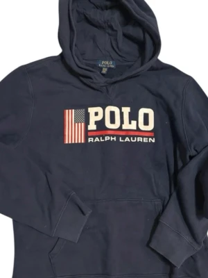 Polo Ralph lauren hoddie i top skick! - Säljer min gamla polo Ralph lauren hoddie, den är självklart äkta! 18-20 år passar 170! Skickar snabbt.
