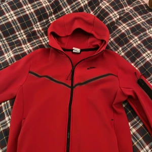 Röd Nike Tech Hoodie - Röd Nike tech hoodie. Gammal men ändå okej skick.