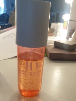 Sol de Janeiro 40 Mist - Fräsch och trendig hair & body mist med doft av black amber plum och vanilla woods. Perfekt för dig som vill ha en lätt, ungdomlig doft som funkar både till håret och kroppen. Sprayen ger en fräsch känsla hela dagen.