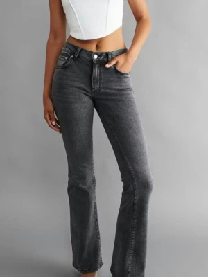 Svarta bootcut jeans från Perfect Jeans - Snygga svarta bootcut jeans från Perfect Jeans i storlek 36. Modellen har hög midja och klassisk femficksdesign. Jeansen är tillverkade i ett mjukt och stretchigt denim-material som sitter bekvämt och ger en schysst siluett. Perfekt för dig som gillar en trendig look.