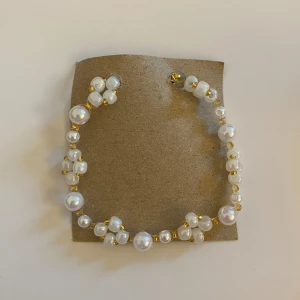 Handgjort armband - Handgjort armband med en guldfärgad förlängningskedja och karbinhake💕