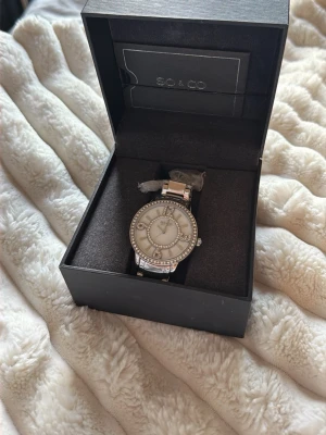 Kloka från So&Co New York. Fint skick! Lyxig vibe  - En snygg klocka från so&co New York. Använd ytterst lite. Skön passform och lyxigt utseende. 