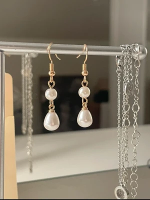 Örhängen  - Jättefina egengjorda pärlörhängen 🩷🩷