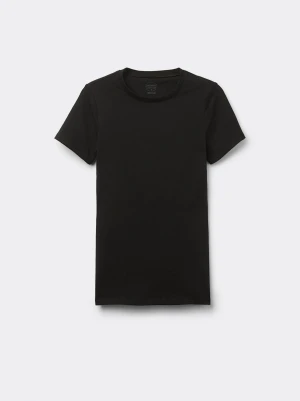 Svart t-shirt - En enkel basic svart t shirt från intimissimi med normal/ tight passform. Passar alla outfits och enkel att styla. 