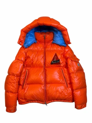 Moncler Wilson  - Moncler Wilson. Storlek 5 / Passar L-Xl. Skick 8/10. Pris 5490kr finns att köpa på våran hemsida, Fashionels.com