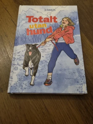 Totalt utan hund - En charmig och rolig bok om Becca som alltid har drömt om att ha en hund. När stora, busiga Monty dyker upp förändras allt. Perfekt för dig som gillar humor, vänskap och tokiga hundäventyr!