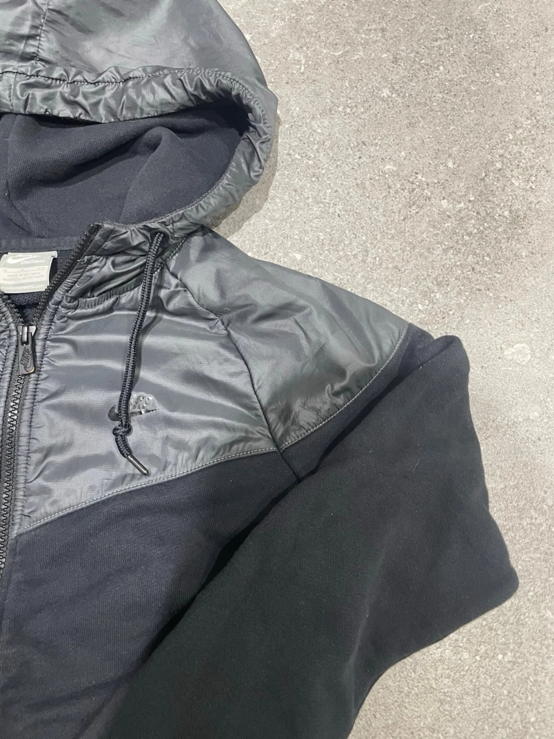 Svart vindjacka med huva från Nike - 1