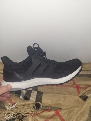 Helt nya Svarta/vita adidas ultraboost  - Säljer mina helt nya svarta adidas ultra boost då jag fick dem i julklapp i fel storlek och har tappat bort kvittot skriv vid funderingar
