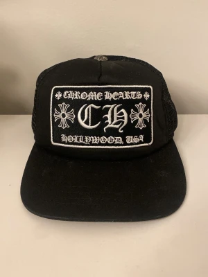 Chrome Hearts - Säljer denna keps. Ny och inte använd. Har inget kvitto då jag fick den i present men digitalt kvitto bör finns då den beställdes! One size fits all. Skriv vid frågor.