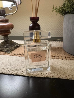Forever Pretty Eau de Toilette - Stilren parfym från Hunkemöller med namnet Forever Pretty. Perfekt för dig som vill ha en fräsch och modern touch i din vardag. Volym och ingredienser framgår ej på bilden.