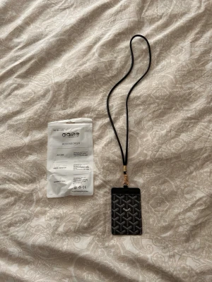 Svart gyard korthållare/ halsband plånbok  - Svart gyard korthållare/ halsband plånbok. Priset kan diskuteras vid snabb affär. Hör av er om ni har några frågor🤩