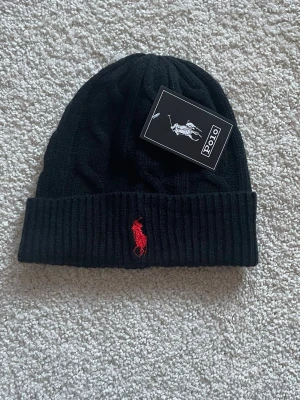 Polo Ralph lauren mössa ny - Helt ny mössa från polo ralph lauren med tagsen på. Det är bara att säg till om ni undrar över något eller vill ha fler bilder