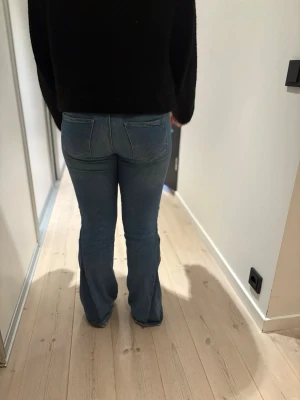 Blå bootcut jeans från Object - Säljer ett par ljusblå bootcut jeans från Object med råa kanter nertill. Jeansen har normal passform över låren och blir vidare från knäna och ner. Tillverkade i mjukt jeansmaterial med snygg tvätt och dubbla knappar i midjan. Dem är omsydda från skinny till bootcut, jätte vackra passar med allt!! Nypris 600kr