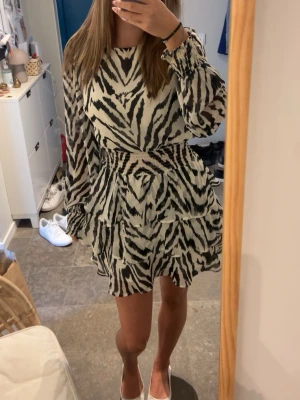 Zebra klänning - Väldigt snygg zebramönstrad klänning från Gina tricot. Köptes för 699. Den kommer ej till användning 