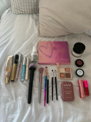 Smink paket  - Allt för 289kr! Allt skickas i GUESS boxen på bilden. 🩷 innehåller: franserum, sminkborstar, blush, palett, foundation, ögonskuggor, läppglans, läppstift, concealer, face toner spray.