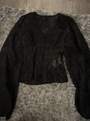 Korsettliknande tröja från gina tricot - Söt festtopp som aldrig kommit till användning. Den har knappar och ser ut som en korsett. 