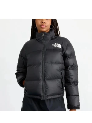 Svart pufferjacka från The North Face - Säljer en svart pufferjacka från The North Face med hög krage och dragkedja framtill. Jackan har en boxig passform, synligt logotryck på bröstet och ryggen samt elastiska muddar vid ärmsluten. Perfekt för kalla dagar och riktigt snygg till streetwear.