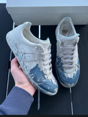 Maison margiela gats paint splatter  - Tja! Säljer dessa sjukt feta och sällsynta margiela gats! Size 40 fits 41 ! Skick 8/10! Självklart äkta!  Box+2 dustbags ingår! Hör av dig vid minsta fundering 🙌😊