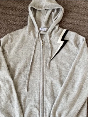 Kashmir hoodie - tjenare! Säljer en limited edition Bvaldi x Alqvist Clothing-hoodie. Tröjan är tillverkad i en blandning av kashmir och merinoull. Nypris: 1 200 kr. Storlek M. Använd endast en gång.