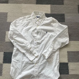 Vit polo skjorta  - Vit polo skjorta i stolen Medium. Inga defekter bara använd.