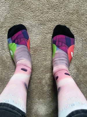 grisch strumpor - säljer mina riktigt feta john pork strumpor. jag har goonat lite i vänstra strumpan men förutom det så finns det inga defekter. jag har sytt dem själv i nepal med polyestertyg från pandai.se.