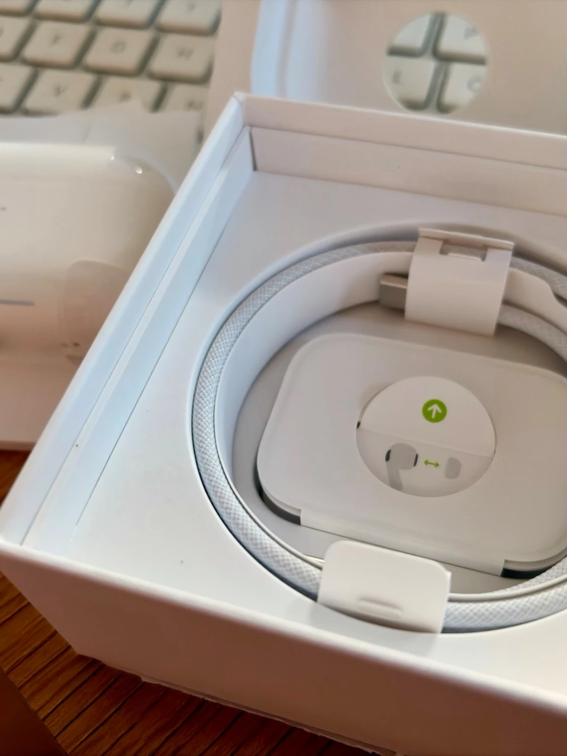 Apple AirPods Pro 2 MagSafe Charging Case USB-C 2023 A3048 - 1