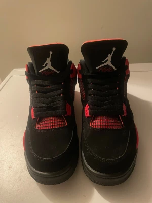 Jordan 4 - Har använt dom 2 gånger ganska nya och fina. Säljer eftersom dom inte passar mig och är små. Storlek 42.5