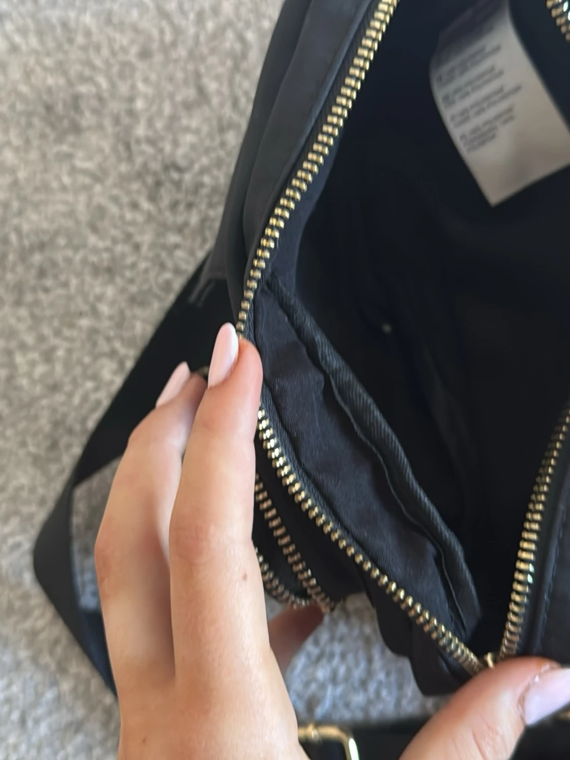 Svart axelväska med gulddetaljer - 2